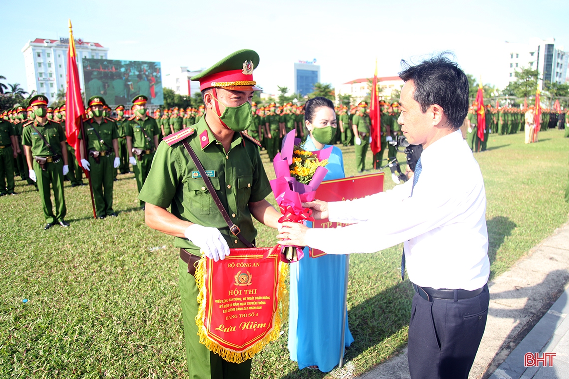 Gần 1.000 cán bộ, chiến sĩ tham gia Hội thi điều lệnh, bắn súng, võ thuật CAND tại Hà Tĩnh