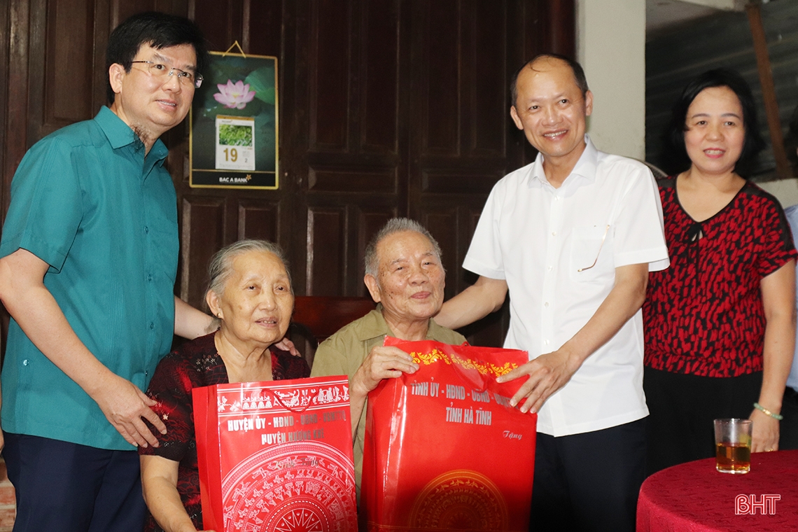Lãnh đạo Hà Tĩnh thăm hỏi, tặng quà người có công với cách mạng