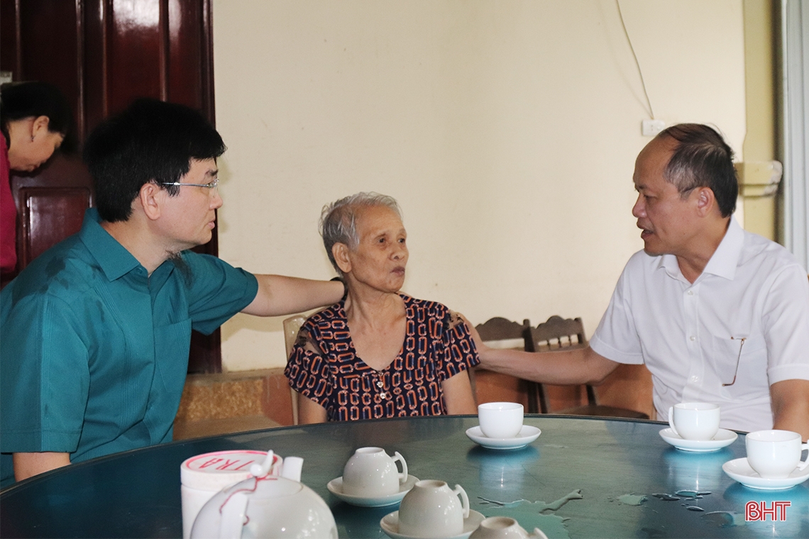 Lãnh đạo Hà Tĩnh thăm hỏi, tặng quà người có công với cách mạng