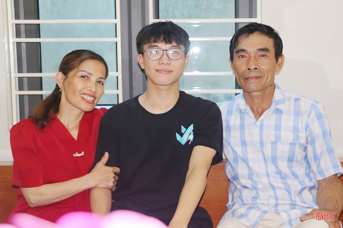 Gặp gỡ 2 thí sinh giành điểm 10 duy nhất môn Hóa học và Vật lý của Hà Tĩnh