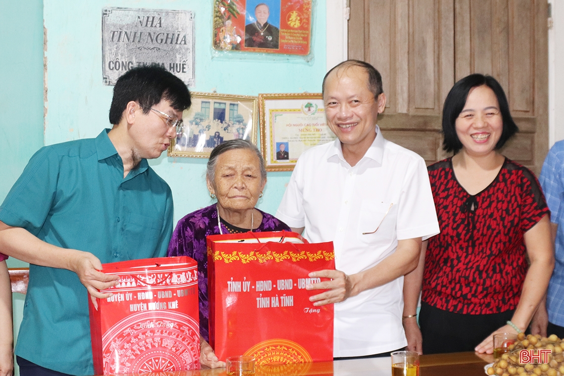 Lãnh đạo Hà Tĩnh thăm hỏi, tặng quà người có công với cách mạng