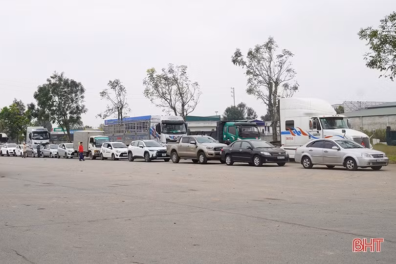 Tái diễn cảnh ô tô xếp hàng dài chờ kiểm định ở Hà Tĩnh