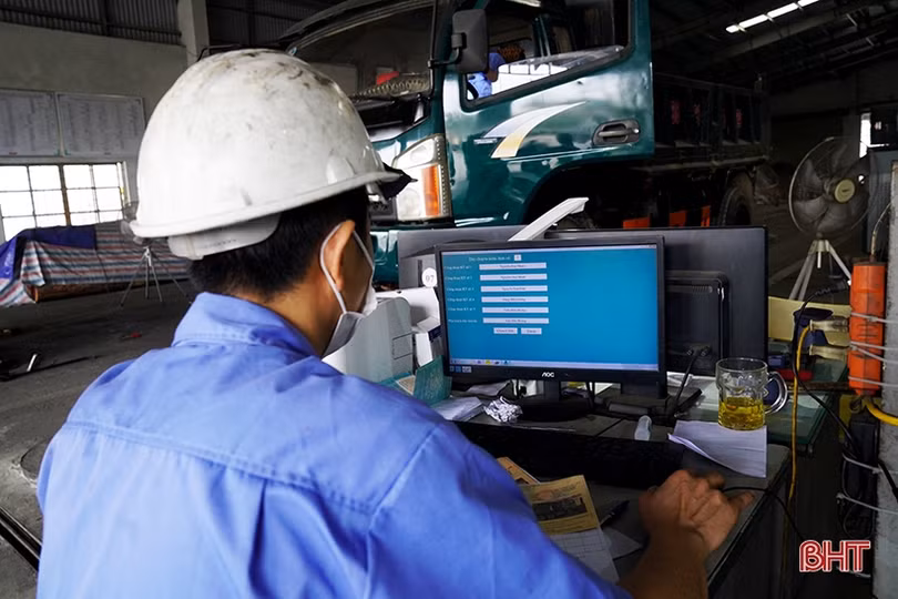 Tái diễn cảnh ô tô xếp hàng dài chờ kiểm định ở Hà Tĩnh