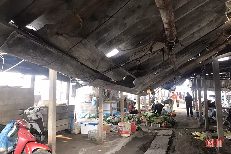 Cảnh tượng nhếch nhác khó tin ở chợ trung tâm huyện Nghi Xuân