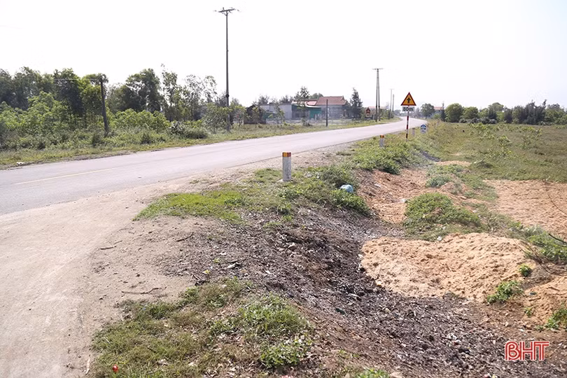 Rác thải trên đường ven biển Hà Tĩnh: Nơi dọn sạch, nơi vẫn “yên vị”