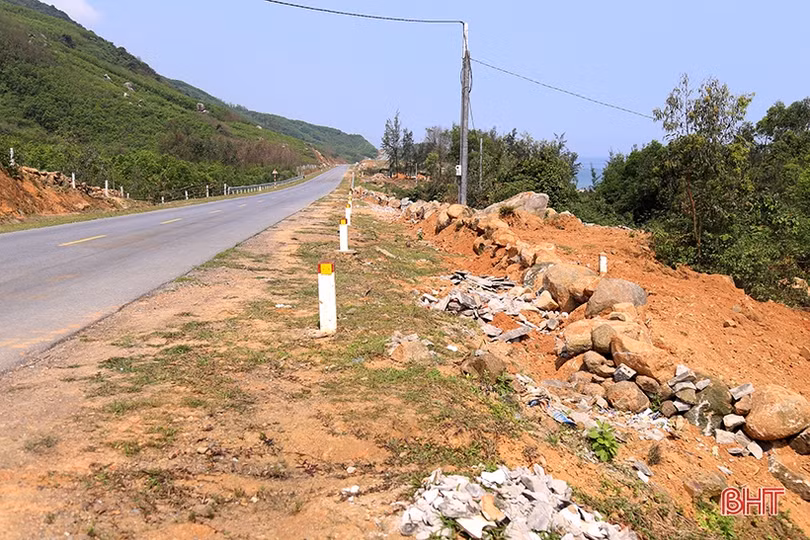 Rác thải trên đường ven biển Hà Tĩnh: Nơi dọn sạch, nơi vẫn “yên vị”