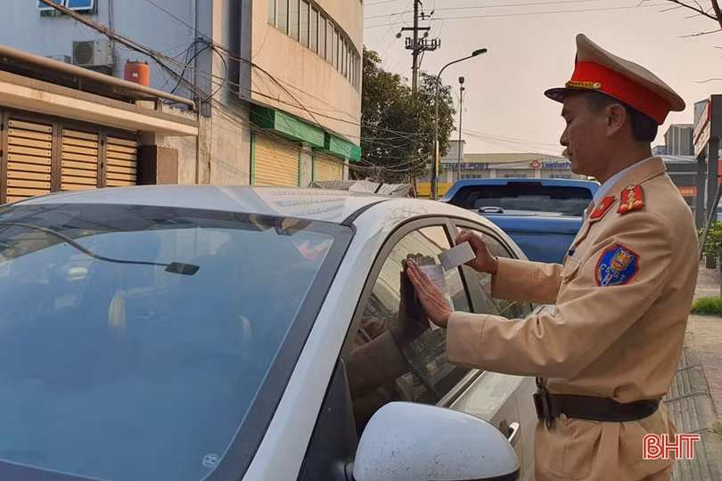 Công an TP Hà Tĩnh tiếp tục xử phạt nhiều trường hợp dừng, đỗ sai quy định