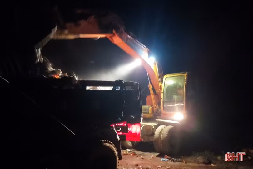 Dọn dẹp điểm tập kết rác “tra tấn” người dân Hương Sơn
