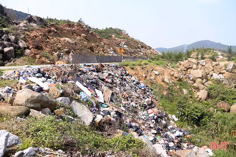 Rác thải trên đường ven biển Hà Tĩnh: Nơi dọn sạch, nơi vẫn “yên vị”