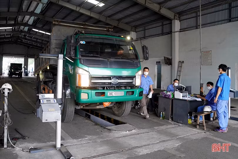 Tái diễn cảnh ô tô xếp hàng dài chờ kiểm định ở Hà Tĩnh