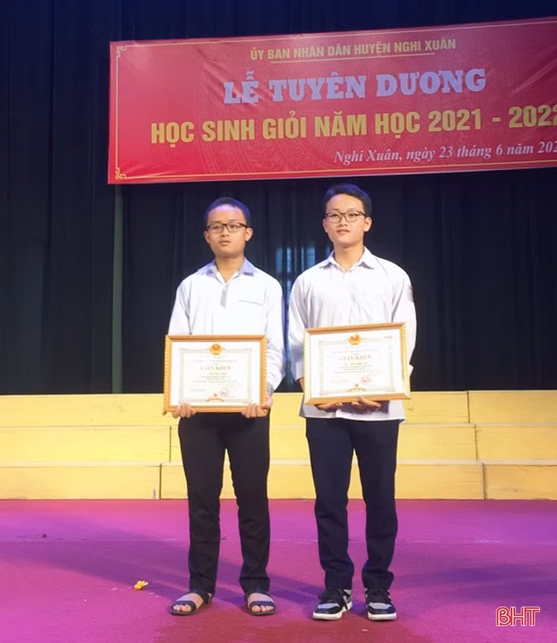 Hà Tĩnh: Niềm vui vô bờ của gia đình có hai con giành giải nhất, nhì học sinh giỏi quốc gia