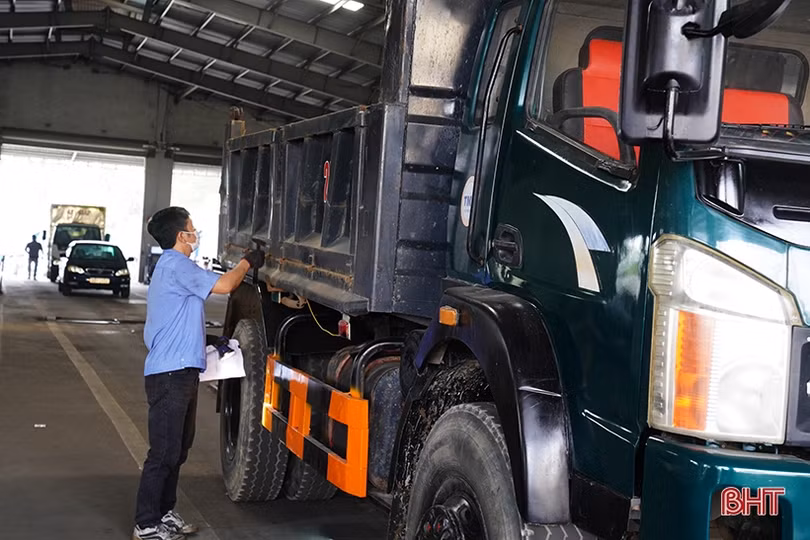 Tái diễn cảnh ô tô xếp hàng dài chờ kiểm định ở Hà Tĩnh