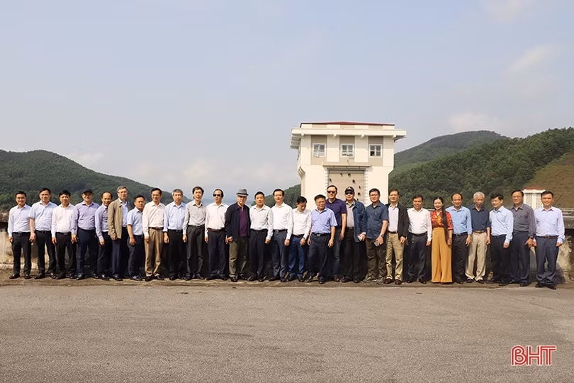 Nhóm Tư vấn phát triển bền vững Hà Tĩnh tại Hà Nội tham quan một số di sản, công trình trọng điểm