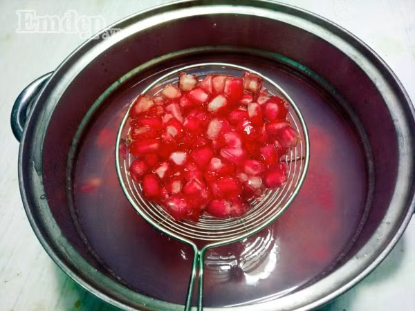 Nắng nóng, làm chè hạt lựu từ quả thanh long giòn dai giải nhiệt