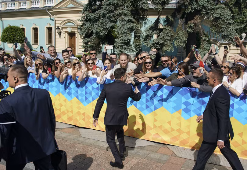 Tân Tổng thống Ukraine đập tay, hôn trán, chụp ảnh selfie với người dân trong lễ nhậm chức