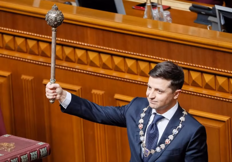 Tân Tổng thống Ukraine đập tay, hôn trán, chụp ảnh selfie với người dân trong lễ nhậm chức