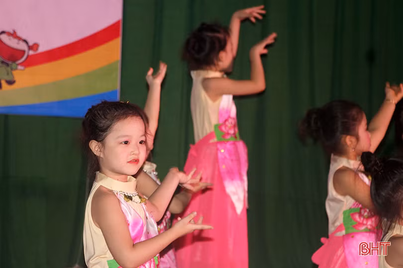 Vui tết thiếu nhi sớm tại Làng trẻ em mồ côi Hà Tĩnh