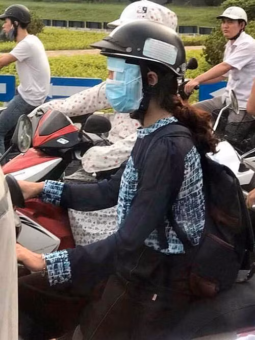 Muôn kiểu đeo khẩu trang chống nắng của phụ nữ Việt