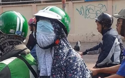 Muôn kiểu đeo khẩu trang chống nắng của phụ nữ Việt