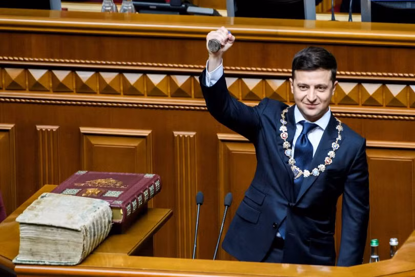 Tân Tổng thống Ukraine đập tay, hôn trán, chụp ảnh selfie với người dân trong lễ nhậm chức