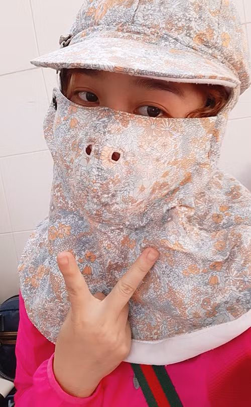 Muôn kiểu đeo khẩu trang chống nắng của phụ nữ Việt