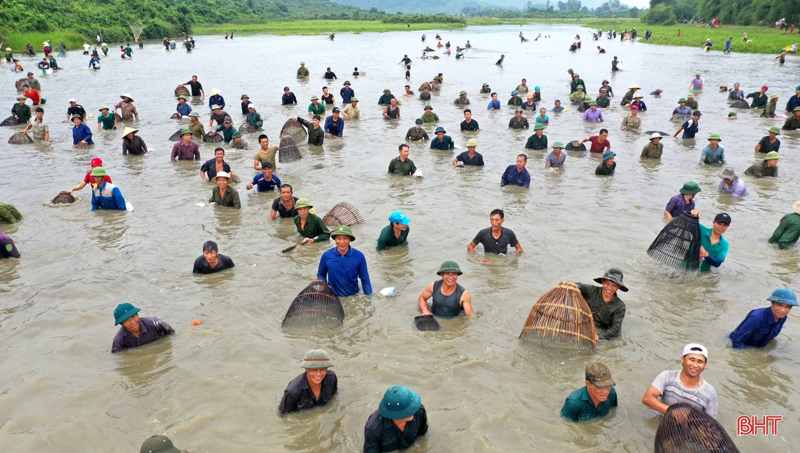 Lễ hội đánh bắt cá Đồng Hoa ở Hà Tĩnh, xem một lần nhớ mãi