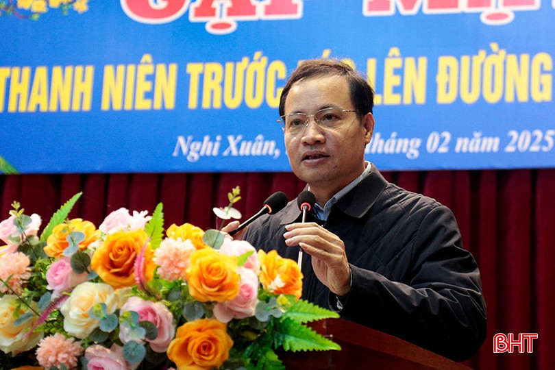 Chủ tịch UBND huyện Nghi Xuân Nguyễn Văn Hiếu động viên các tân binh trước khi lên đường nhập ngũ.