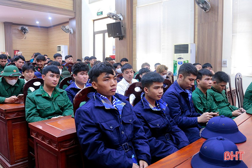 Các tân binh tham gia buổi gặp mặt.