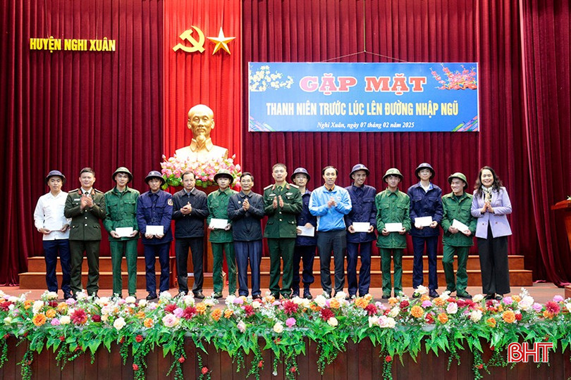 Ban tổ chức tặng quà, động viên các chiến sĩ sẵn sàng lên đường nhập ngũ.