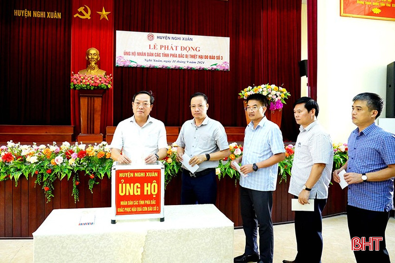 Lãnh đạo huyện Nghi Xuân quyên góp, ủng hộ đồng bào miền Bắc khắc phục hậu quả thiên tai