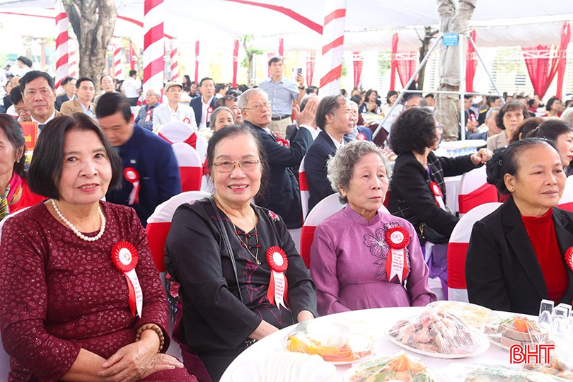 Đông đảo các thế hệ học sinh của nhà trường đã về tham dự buổi lễ.