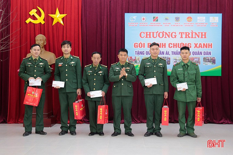 Ban tổ chức tặng quà cho các quân nhân có hoàn cảnh khó khăn của đơn vị.