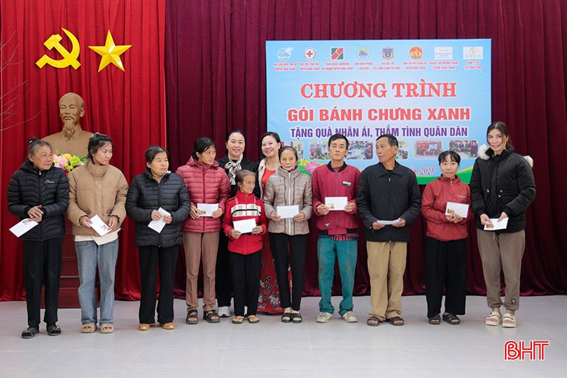 Chương trình trao tặng 165 suất quà cho các hộ nghèo, gia đình chính sách có hoàn cảnh đặc biệt khó khăn.