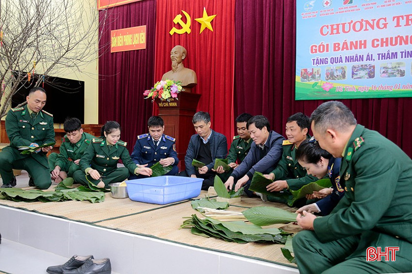 Các đại biểu và lực lượng vũ trang tham gia gói bánh chưng.