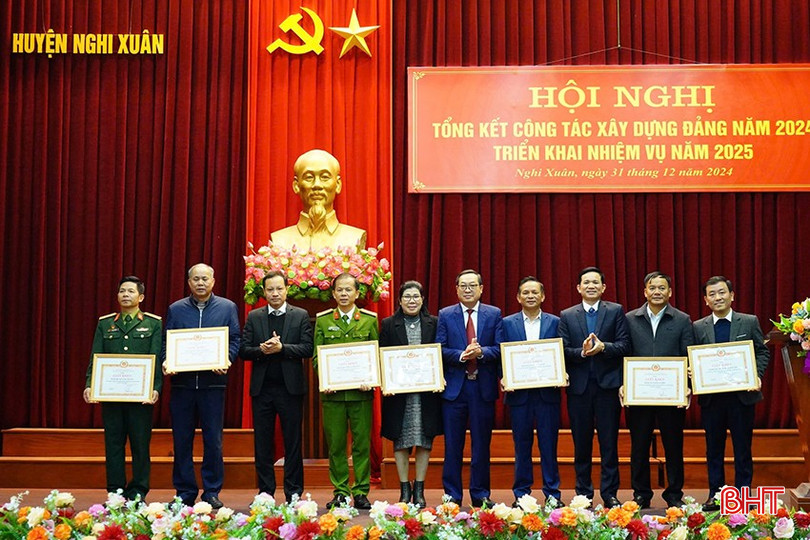 BTV Huyện ủy Nghi Xuân trao giấy khen cho 7 tập thể có thành tích xuất sắc trong công tác xây dựng Đảng và hệ thống chính trị
