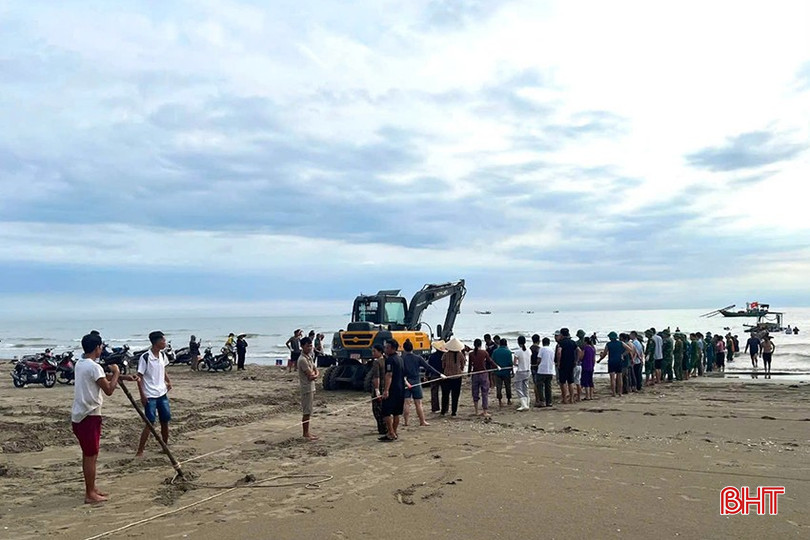 Các lực lượng trục vớt các tàu cá bị sóng đánh chìm