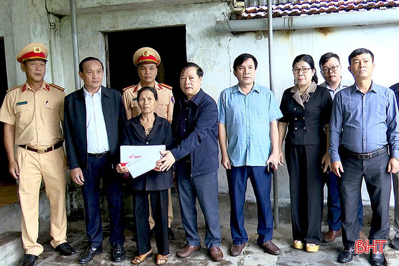 Thăm hỏi gia đình nạn nhân tử vong do tai nạn giao thông ảnh 2