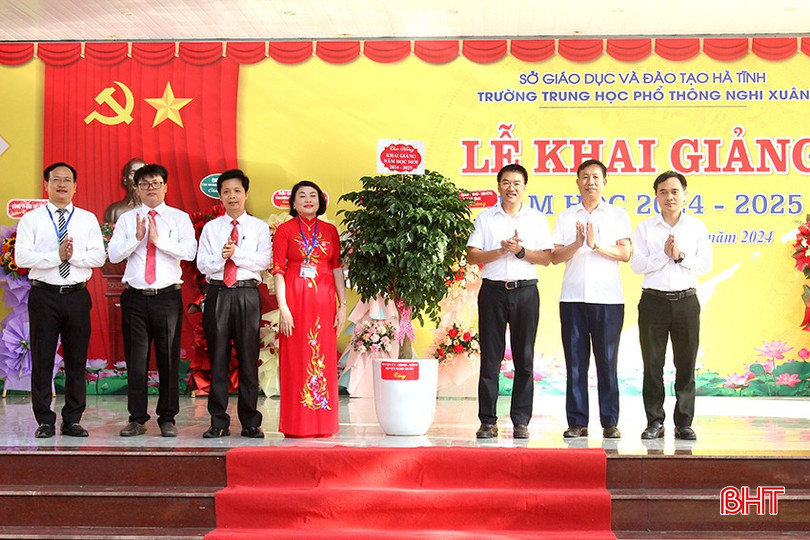 Chủ tịch UBND huyện Nghi Xuân Lê Anh Dũng tặng quà cho nhà trường.