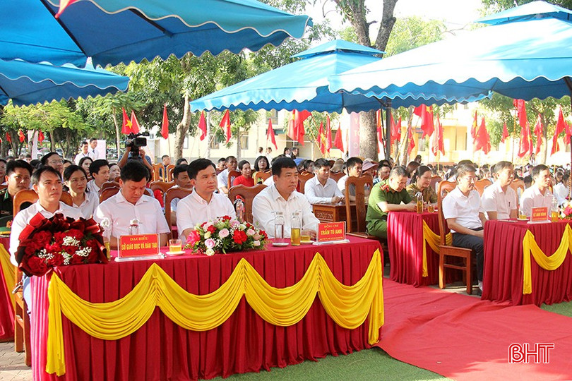 Đại biểu tham dự lễ khai giảng.