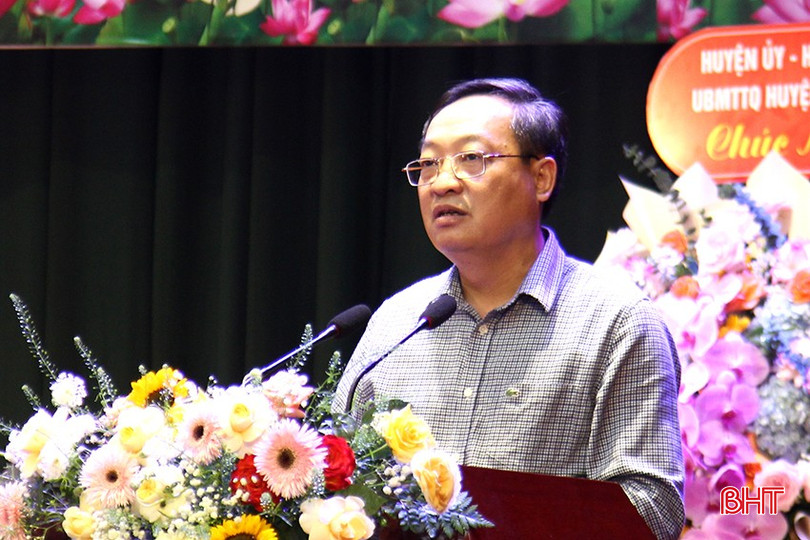 Bí thư Huyện ủy Đặng Trần Phong phát biểu tại buổi gặp mặt.