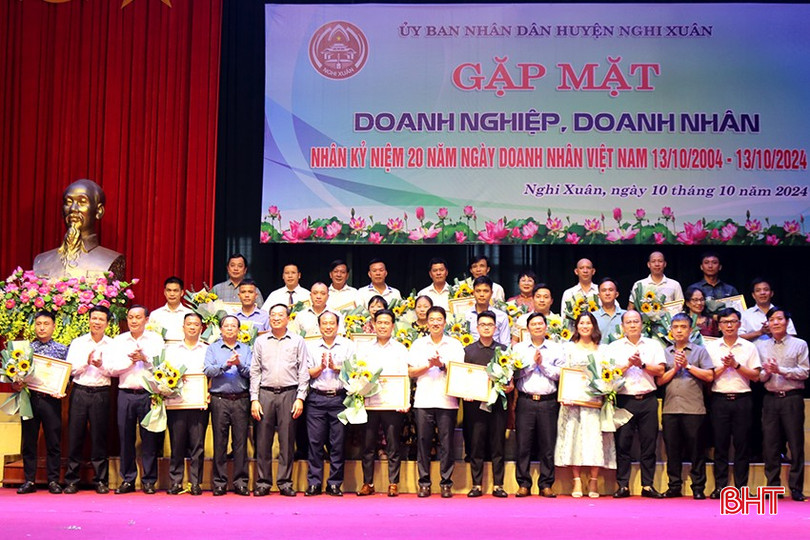 Lãnh đạo huyện Nghi Xuân trao giấy khen cho các doanh nghiệp, doanh nhân tiêu biểu trên địa bàn huyện.