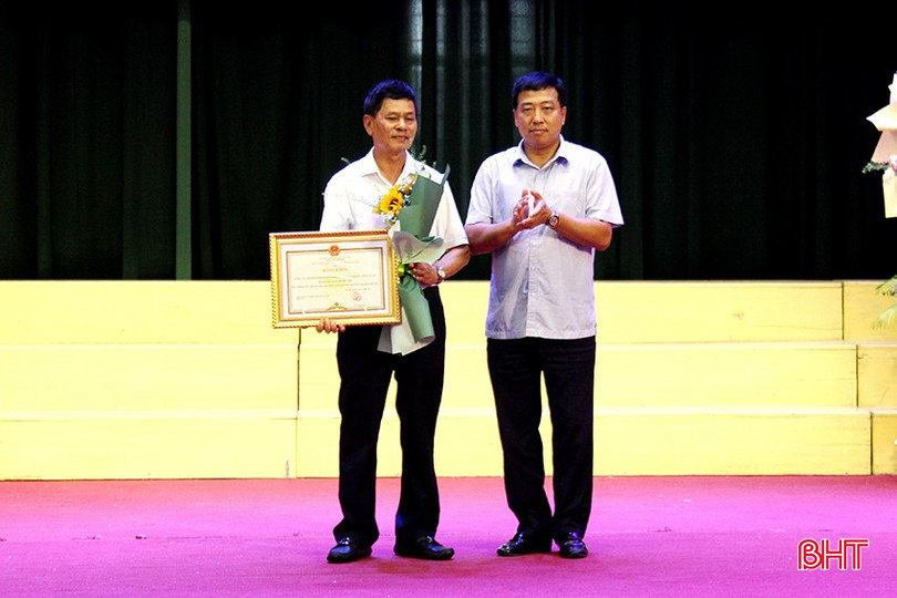 Phó Chủ tịch Thường trực HĐND tỉnh Trần Tú Anh trao bằng khen của Chủ tịch UBND tỉnh cho Công ty TNHH Xuất nhập khẩu Châu Tuấn.