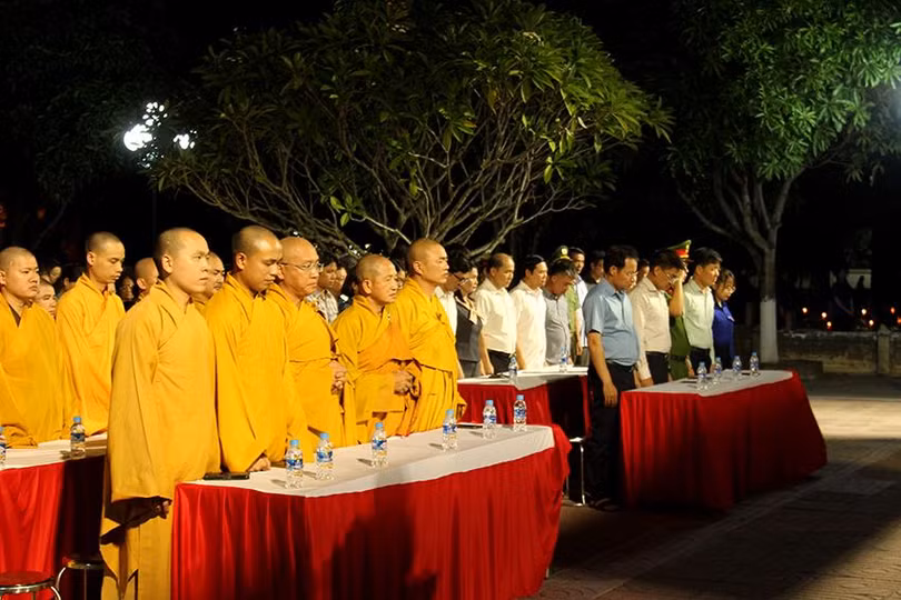 Các đại biểu, tăng ni phật tử, ĐVTN cùng người dân mặc niệm để tỏ lòng tiếc thương, tưởng nhớ Tổng Bí thư Nguyễn Phú Trọng và công lao to lớn của các anh hùng liệt sĩ.