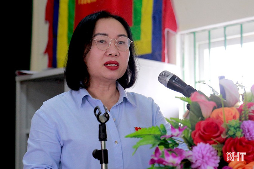 Trưởng ban Kinh tế - Ngân sách HĐND tỉnh Nguyễn Thị Thúy Nga báo cáo với cử tri tình hình KT-XH, QP-AN năm 2024; kế hoạch phát triển KT-XH, QP-AN năm 2025.
