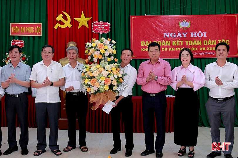 Phó Chủ tịch Thường trực HĐND Hà Tĩnh Trần Tú Anh và lãnh đạo huyện tặng hoa chúc mừng thôn An Phúc Lộc.