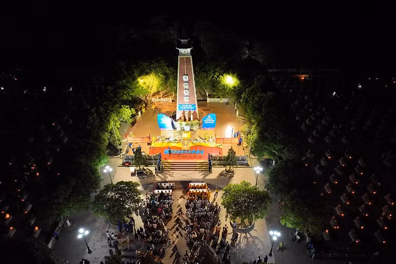 Nghĩa trang Liệt sĩ huyện ở xã Xuân Mỹ, huyện Nghi Xuân là nơi yên nghỉ của 618 liệt sĩ đã anh dũng chiến đấu và hy sinh trong các cuộc kháng chiến bảo vệ Tổ quốc.