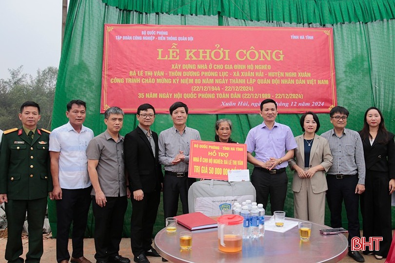 Các đại biểu trao biểu trưng hỗ trợ xây nhà ở cho gia đình bà Lê Thị Vân.