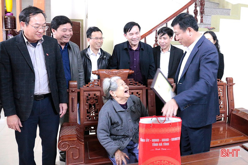 Đoàn thăm hỏi, tặng quà và chúc tết cụ Hoàng Thị Phiên ở thôn Thuận Mỹ, xã Xuân Mỹ.