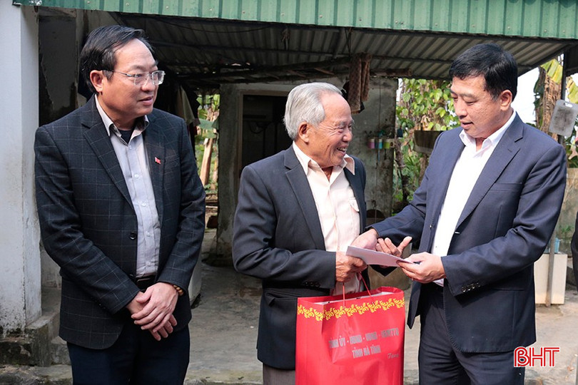Đoàn tặng quà cho ông Trịnh Quang Bổng - thương binh 4/4 ở thôn Xuân Sơn, xã Cổ Đạm.