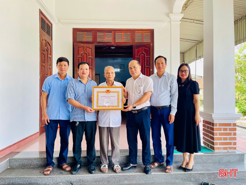 Lãnh đạo xã Nghi Xuân trao Huy hiệu 60 năm tuổi Đảng cho đảng viên Phan Lý Đại - Chi bộ thôn Khang Thịnh.